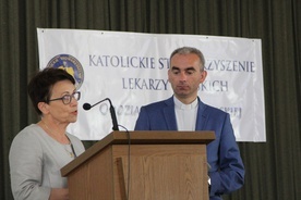 Jadwiga Kazana powitała uczestników sesji naukowej w radomskim WSD, obok stoi ks. Krzysztof Dukielski