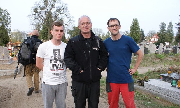 Od lewej: Patryk Semczuk, prof. Krzysztof Szwagrzyk, Piotr Tomasz, lokalny historyk podczas prac ekshumacyjnych na cmentarzu w Bydgoszczy