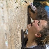 Żydowska kobieta modli się przy zachodniej ścianie świątyni jerozolimskiej. 7.06.2017, Jerozolima