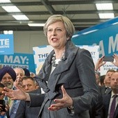 Premier Theresa May ogłosiła przyspieszone wybory, licząc na zwiększenie przewagi swojej partii w parlamencie. Nie udało się – jej ugrupowanie zdobyło mniej mandatów i utraciło zdolność samodzielnego rządzenia.