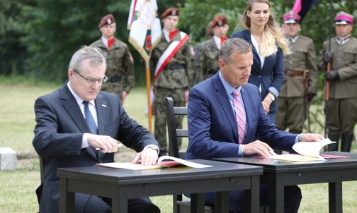 Podpisanie listu intencyjnego przez wicepremiera Piotra Glińskiego i starostę Zbigniewa Starca
