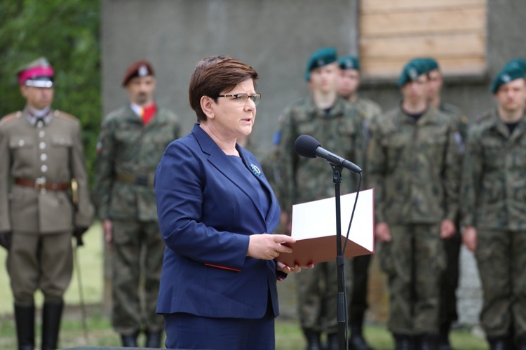 Premier Beata Szydło przemawia w sąsiedztwie budynku, w którym powstać ma w przyszłości muzeum dokumentujące postawy Sprawiedliwych spod Auschwitz.