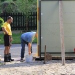 Procesja Bożego Ciała po kwietnym chodniku