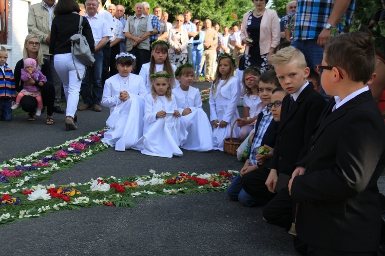 Procesja Bożego Ciała po kwietnym chodniku