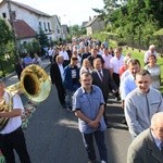 Procesja Bożego Ciała po kwietnym chodniku