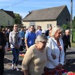 Procesja Bożego Ciała po kwietnym chodniku