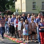 Procesja Bożego Ciała po kwietnym chodniku