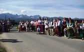 Procesja z widokiem na Tatry w Poroninie 