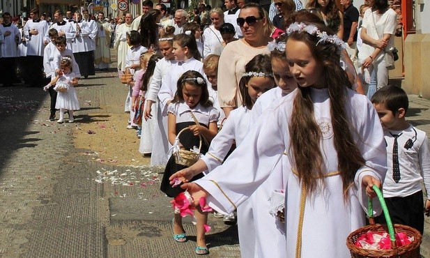 Procesja Bożego Ciała z katedry św. Mikołaja do kościoła Opatrzności Bożej w Białej