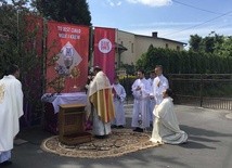 W tym roku wierni parafii NMP Królowej Polski modlili się przy nowych ołtarzach ustawionych na trasie procesji Bożego Ciała