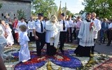 W Spycimierzu Jezus Eucharystyczny idzie po kwiatowym dywanie