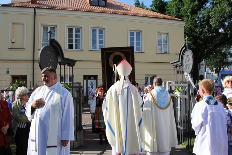 Powitanie MB Częstochowskiej w kościele rektorskim oo. pijarów w Łowiczu