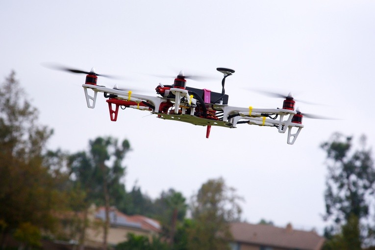 KE chce uregulować prawnie latanie dronami na niskich pułapach