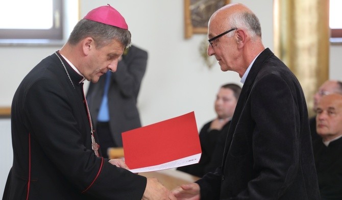 Bp Roman Pindel wręczył dekrety wskazujące nowy zakres posługi duszpasterskiej