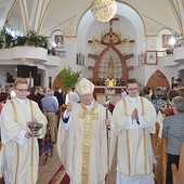 Podczas uroczystości metropolita poświęcił budynek kościoła oraz namaścił i okadził jego ściany i ołtarz.