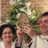 W podziękowaniu za pracę duszpasterską proboszcz otrzymał od parafian pamiątkowy medal. 