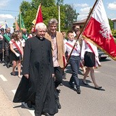 Po Mszy św. uczestnicy uroczystości przeszli z  kościoła do ogrodów plebańskich, gdzie rozpoczął się jubileuszowy festyn.