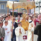 ◄	Po Eucharystii wyruszyła procesja z konkatedry  św. Jakuba do kościoła pw. Najświętszego  Serca Pana Jezusa.