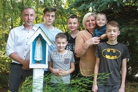 Rodzina Dzilińskich z Gołotczyzny przy figurce Matki Bożej w przydomowym ogródku. Od lewej: tata Przemysław, Michał, Mateusz, Łukasz, mama Rusłana z Antosiem i Kuba.