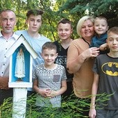 Rodzina Dzilińskich z Gołotczyzny przy figurce Matki Bożej w przydomowym ogródku. Od lewej: tata Przemysław, Michał, Mateusz, Łukasz, mama Rusłana z Antosiem i Kuba.