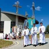 Procesja eucharystyczna wokół kościoła.