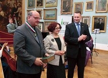 ▲	Ks. prof. Andrzej Maryniarczyk medal odebrał z rąk Elżbiety Kruk i wojewody Przemysława Czarnka.