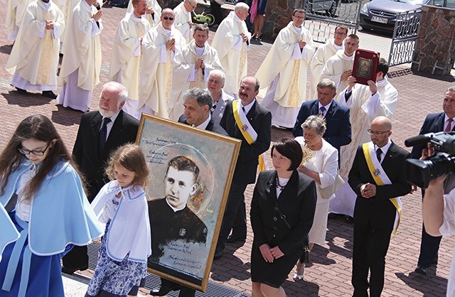 ▲	„Orszak świętych”  do kościoła bł. Karoliny w 30. rocznicę pobytu papieża w Tarnowie.