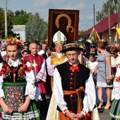 W licznej procesji z ikoną jasnogórską szły również osoby w strojach łowickich