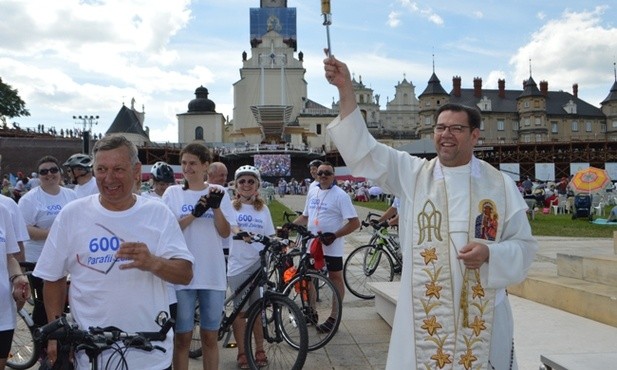 Przywitał ich i pokropił święconą wodą o. Sebastian Matecki