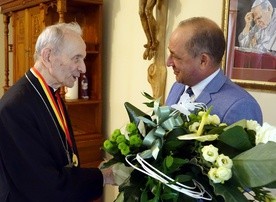 Wręczenie medalu bp. Bobowskiemu