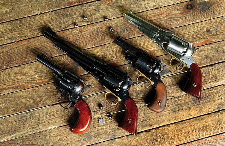 Współczesne repliki słynnych rewolwerów z Dzikiego Zachodu: pierwszy od lewej to kolt, pozostałe to remingtony o różnych długościach lufy, w wersji oksydowanej (czarnej)  i nierdzewnej.