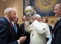 Papież z footbalistami amerykańskimi 
