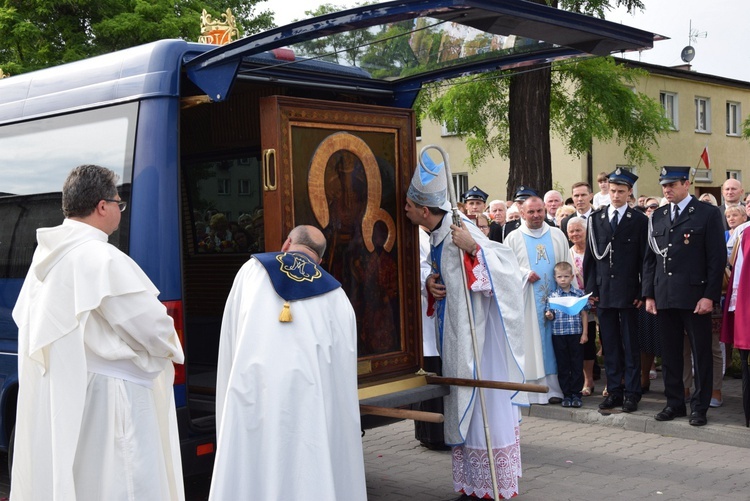 Powitanie ikony MB Częstochowskiej w parafii MB Nieustającej Pomocy w Łowiczu