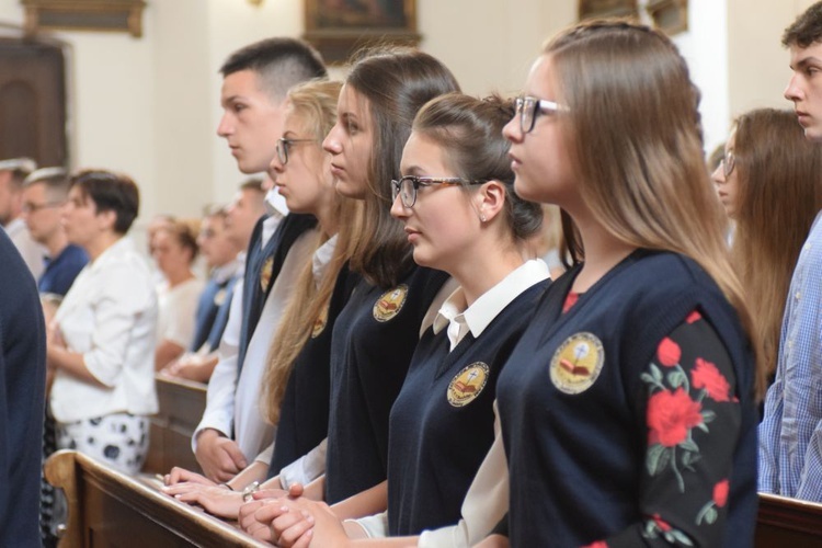 Msza św. na zakończenie roku dla katolickiego gimnazjum