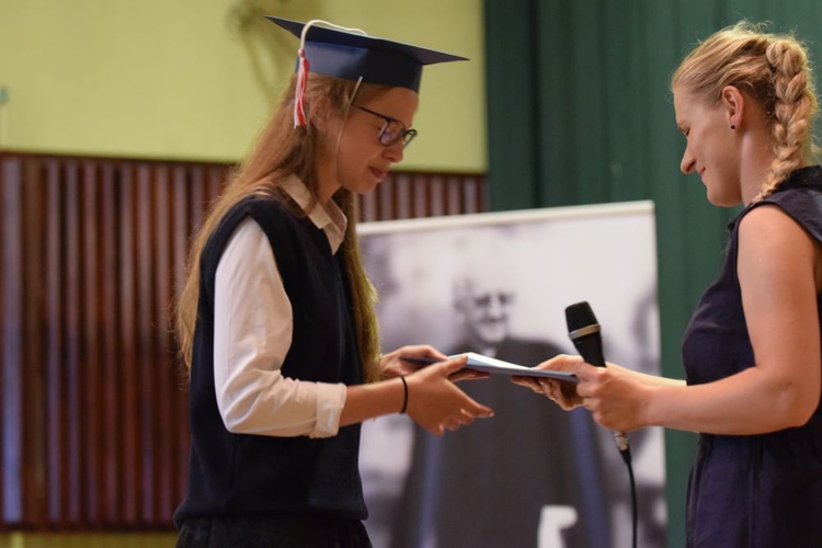 Uroczysta akademia pożegnania trzecich klas w katolickim gimnazjum