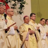 Bp. Henryka Tomasika oraz wszystkich przybyłych na uroczystości powitał proboszcz ks. Marian Ślusarczyk