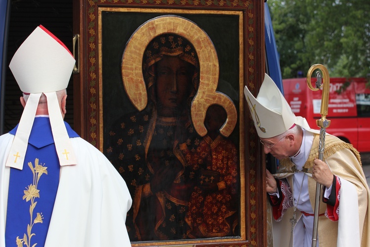 Powitanie ikony MB Częstochowskiej w katedrze łowickiej