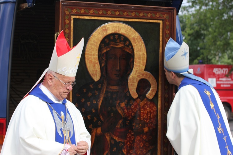 Powitanie ikony MB Częstochowskiej w katedrze łowickiej