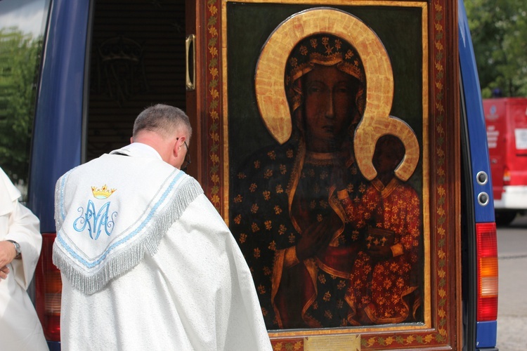 Powitanie ikony MB Częstochowskiej w katedrze łowickiej