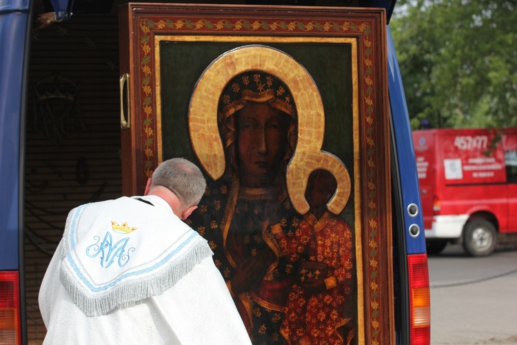 Powitanie ikony MB Częstochowskiej w katedrze łowickiej