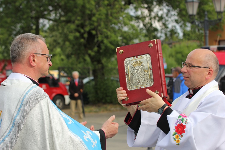 Powitanie ikony MB Częstochowskiej w katedrze łowickiej