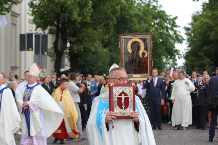 Powitanie ikony MB Częstochowskiej w katedrze łowickiej