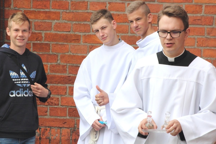 Służba liturgiczna ołtarza w Gietrzwałdzie