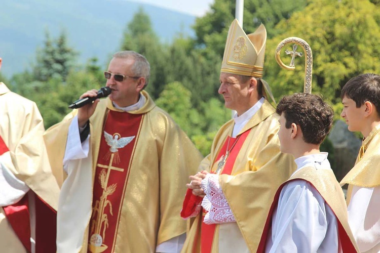 Bp Roman Pindel z proboszczem parafii-jubilatki ks. kan. Tadeuszem Krzyżakiem