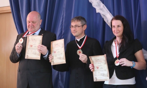 W gronie tegororcznych laureatów orderu znaleźli się: wicewojewoda Jan Chrząszcz, ks. Robert Kasprowski i Agnieszka Habrzyk. 