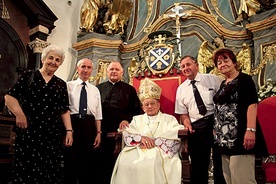 Biskup senior z delegacją z pallotyńskiej parafii w Kutnie-Dybowie.