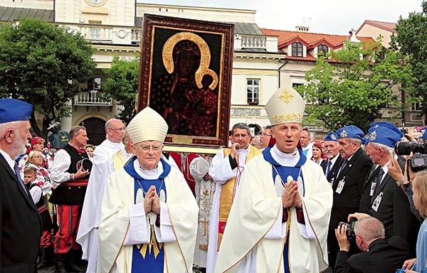 Po prawie roku peregrynacji na rynku w Łowiczu pożegnano jasnogórski wizerunek.