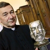 Ks. Adam Płuciennik pokazuje hermę z relikwiami św. Jana Chryzostoma. 