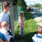 Wierni diecezji legnickiej z radością i czasem zaciekawieniem witają pielgrzymów idących  do Częstochowy.