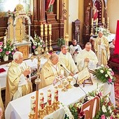 Kapłani wyświęceni  50 lat temu dziękowali za łaskę kapłaństwa z bp. Romanem Marcinkowskim w Grudusku.